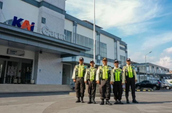 KAI Services Tuai Pujian Netizen, Satpam KRL Disebut Teladan dalam Layanan Humanis dan Disiplin