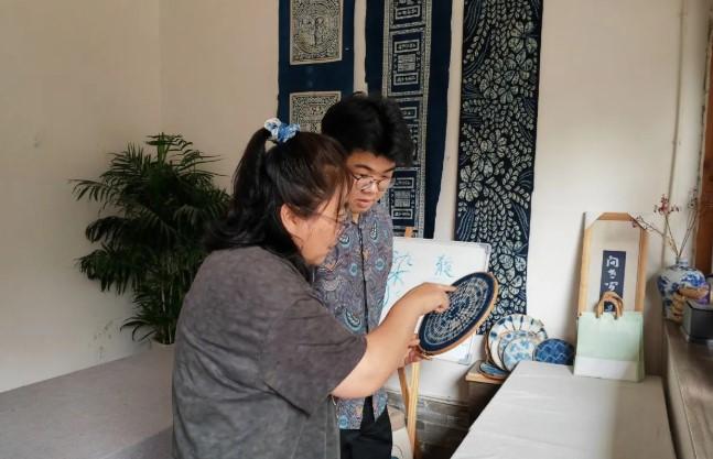 Teknik Batik Ribuan Tahun di Shanxi Buka Wawasan Mahasiswa Asal Indonesia