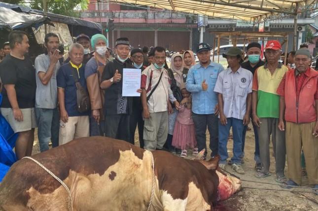 Antusias Warga Sambut Sapi Kurban Presiden di Masjid Almukminin Pasaman Baru