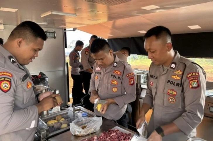 Polri Dirikan Dapur Lapangan Bantu Korban Kebakaran di Kapuk Muara