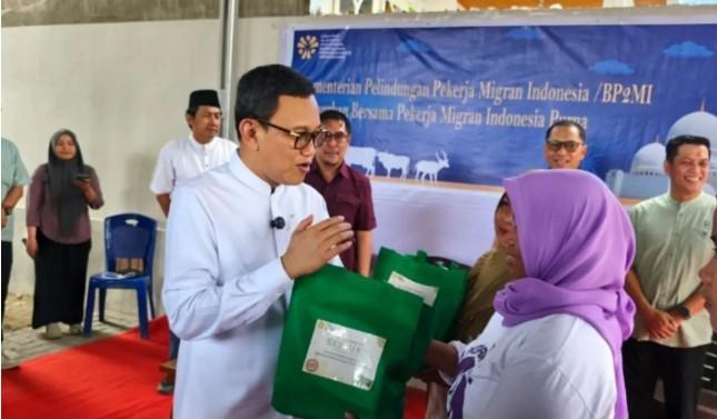 Menaker P2MI Abdul Kadir Karding Salurkan Daging Kurban untuk PMI dan Warga Palu