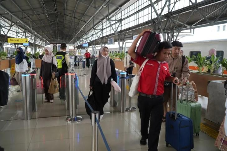 Ribuan Penumpang Padati Stasiun Saat Puncak Arus Balik Idul Adha 1446 H