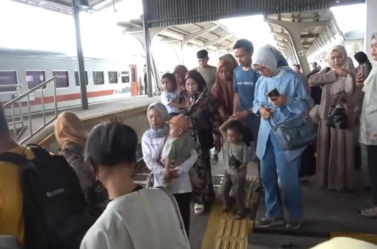 PT KAI Catat Lebih dari 21 Ribu Penumpang, Melebihi Jumlah Kursi Tersedia