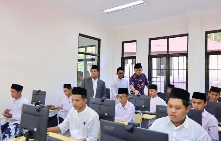 Ibas Dukung Pendidikan Digital Santri dan Perluas Program Sosial di Pacitan