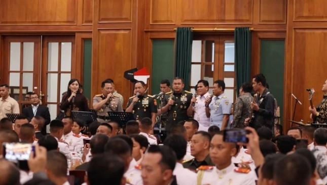 Duet Kapolri dan Panglima TNI Nyanyikan "Rumah Kita", Hangatkan Suasana Peresmian Kampus Unhan di Hadapan Presiden Prabowo