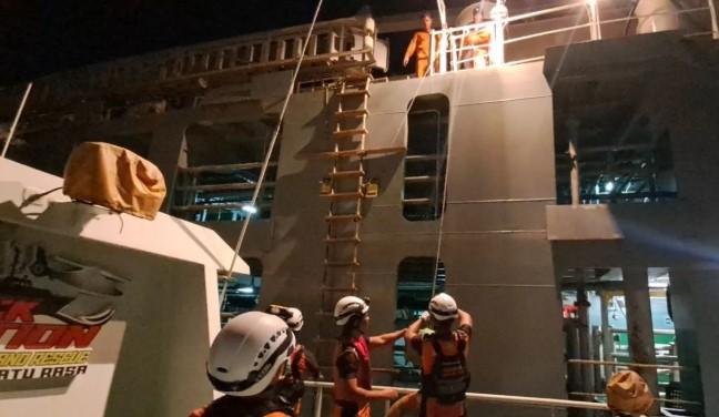 Tim SAR Evakuasi ABK Filipina dari Kapal Portugal yang Alami Sakit Berat di Perairan Lingga