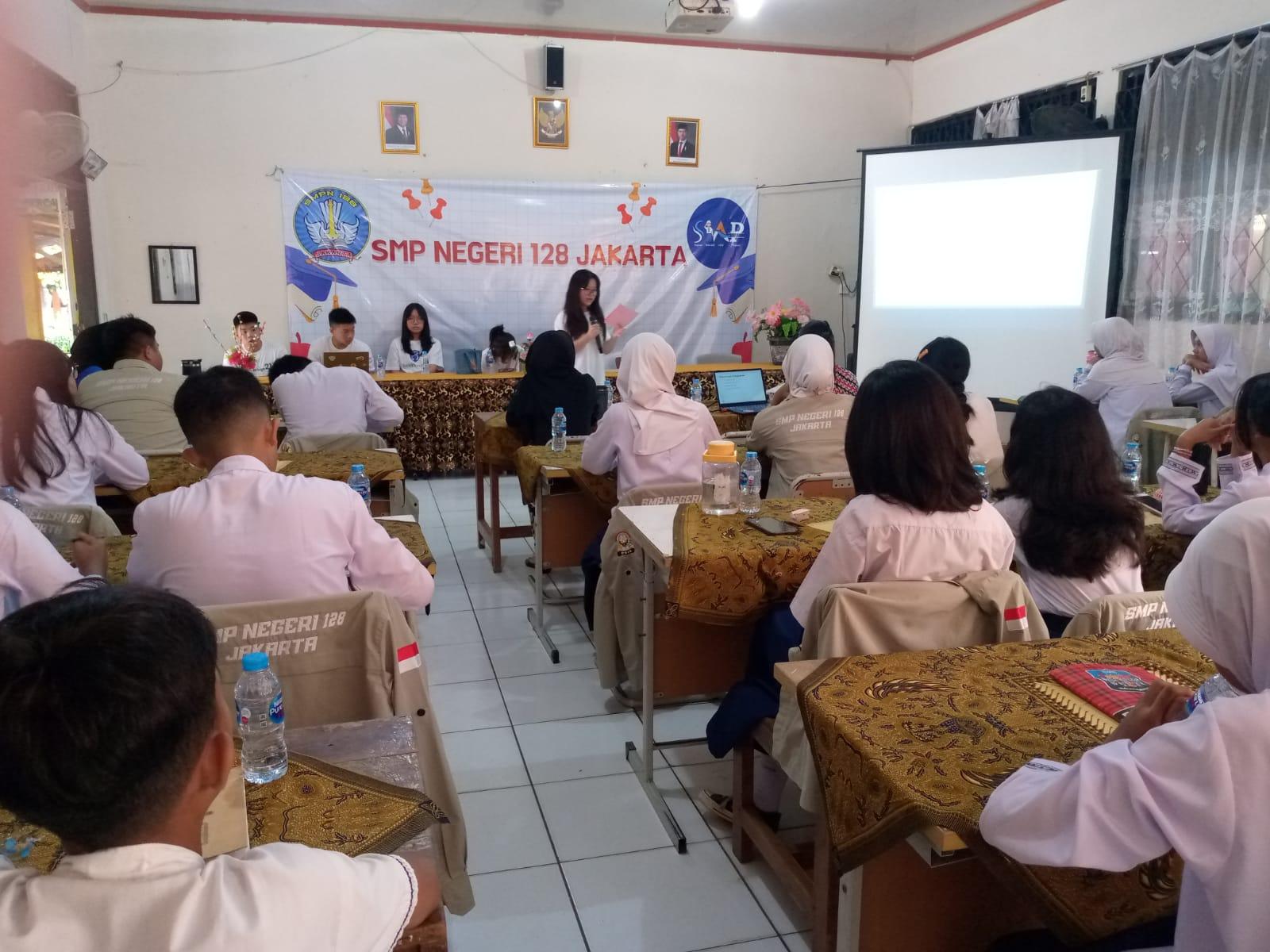 Cetak Generasi Muda Kritis, SkillsBridge21 Gelar Workshop di SMPN 128 Jakarta