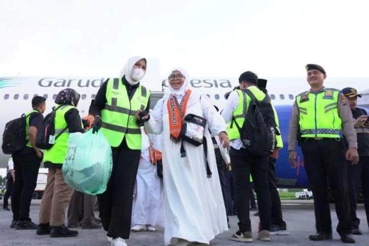 Jamaah Haji Kloter Pertama Asal Padangsidimpuan Tiba di Tanah Air, Disambut Penuh Haru di Medan
