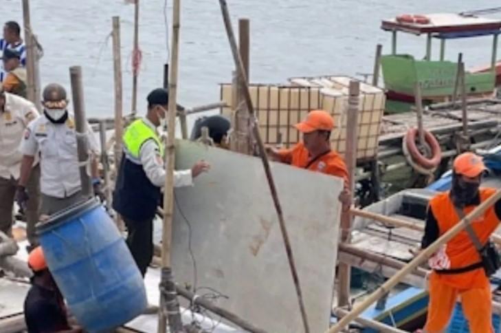 Bangunan Semi Permanen di Tanggul NCICD Kalibaru Dibongkar, Dikhawatirkan Ganggu Ekosistem Laut