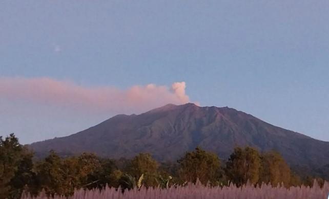 Letusan Berulang dan Tremor Terus-Menerus, Warga Diimbau Jauhi Kawah