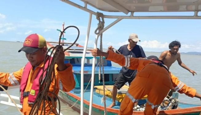 Tim SAR Evakuasi Nelayan yang Diserang Ikan Pari di Pantai Koala Bangka