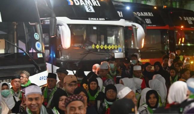 Kedatangan Jamaah Disambut Haru dan Doa di Banjarbaru