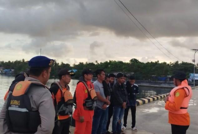 Kapal Diterpa Cuaca Buruk, Tim SAR Evakuasi Enam Korban Selamat