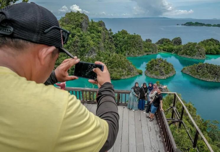 Pemerintah Tegaskan Raja Ampat Aman Dikunjungi, Sinergi Nasional Jaga Keamanan Wisatawan
