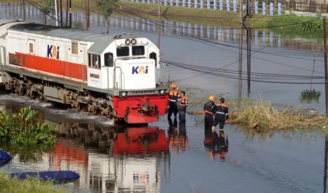 KAI Pastikan Jalur Kereta Porong–Sidoarjo Aman Dilalui Meski Terendam Banjir