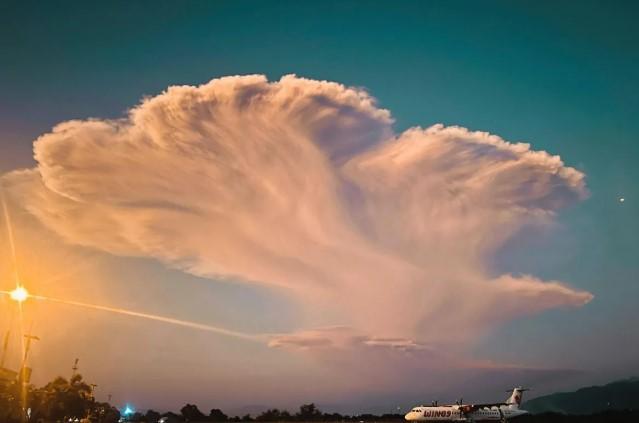 Erupsi Gunung Lewotobi Ganggu Penerbangan, Tiga Bandara di Flores Ditutup Sementara