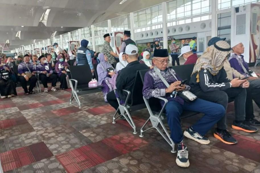 Jamaah Haji Depok Tiba dengan Selamat Meski Sempat Alami Ancaman Bom dalam Penerbangan