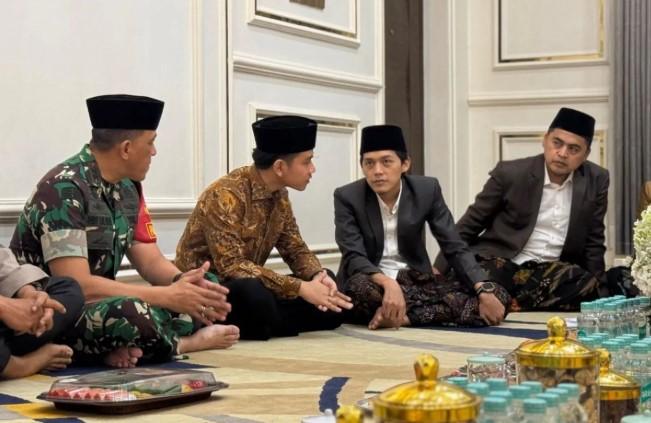 Gibran Rakabuming Raka Silaturahmi ke Gus Iqdam, Dorong Kolaborasi Pemerintah dan Pesantren untuk Generasi Muda