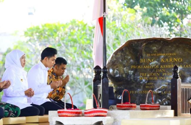 Gibran dan Khofifah Ziarah ke Makam Bung Karno, Serukan Refleksi Nasionalisme di Bulan Bung Karno