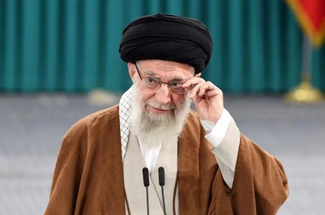 Ali Khamenei Tegaskan Iran Tak Akan Menyerah pada Tekanan, Peringatkan AS Soal Intervensi Militer