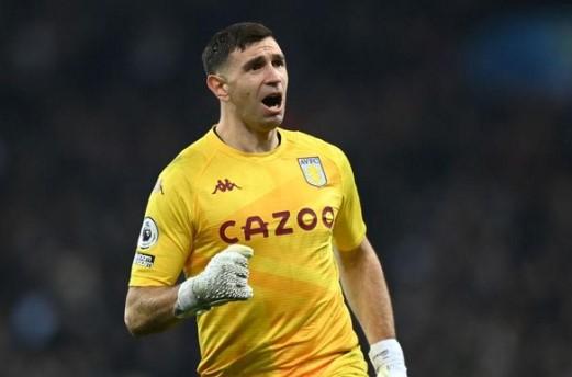 Emiliano Martinez Disarankan Gabung Manchester United, Lee Sharpe: "Ia Seperti Schmeichel"