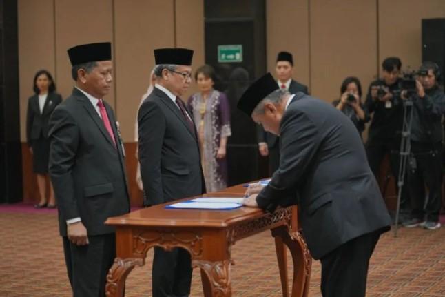 Perry Warjiyo Lantik Dua Pejabat Baru di Kantor Pusat BI, Dorong Transformasi Organisasi dan SDM