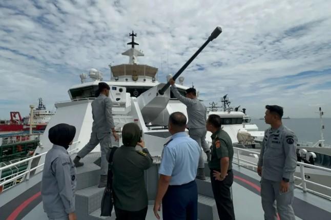 Kemenhan RI Lakukan Pengecekan Kesiapan Sistem Persenjataan KN Tanjung Datu-301 di Batam