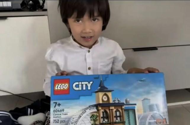 Momen Humanis di Rusia, Presiden Prabowo Kabulkan Permintaan Anak Diaspora untuk Mainan Lego