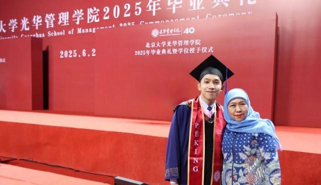 Hadiri Wisuda Putranya di Peking University, Khofifah Syukuri Capaian Akademik dan Harapkan Kontribusi untuk Bangsa