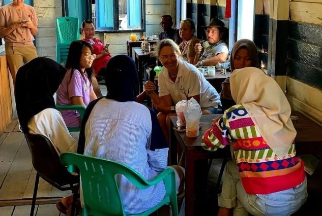Belajar dari Wisman: 15 Siswa Pulau Serasan Latihan Bahasa Inggris Bersama Turis Inggris di Natuna
