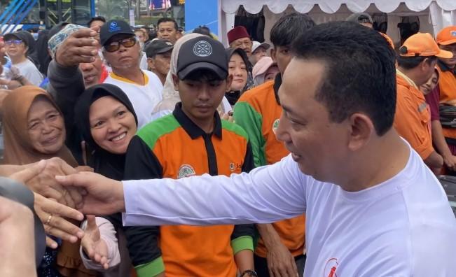 Sambut HUT ke-79 Bhayangkara, Kapolri Nyanyi dan Bagikan Bingkisan di CFD Bundaran HI