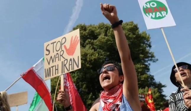 Ratusan Warga Gelar Aksi Damai di Den Haag Tolak NATO dan Serangan AS ke Iran