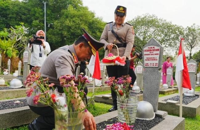 Kapolri Ziarah ke Makam Pahlawan Jelang HUT ke-79 Bhayangkara, Kunjungi Makam Jenderal Hoegeng