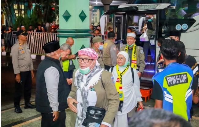 Sebanyak 305 Haji Kota Mataram Tiba di Asrama, Total Tiga Jamaah Meninggal Dunia Selama Ibadah Haji 2025