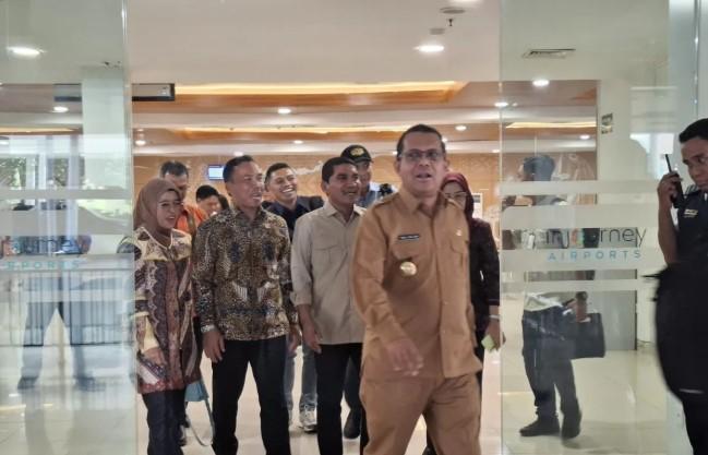 Erupsi Gunung Lewotolok Ganggu Penerbangan, Pesawat Pembawa Menteri BKKBN Gagal Mendarat di Larantuka