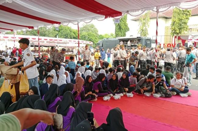 Polda NTB Bagikan 5.000 Paket Makan Bergizi Gratis untuk Pelajar Lombok Tengah, Dukung Program Asta Cita