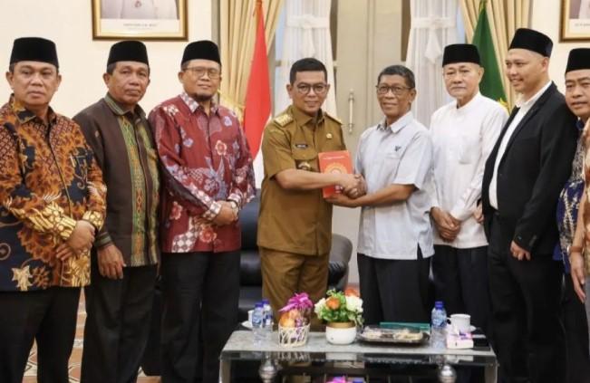 Gubernur Banten Terima 15.000 Mushaf Al-Qur’an dari BWA untuk Kurangi Buta Aksara Al-Qur’an