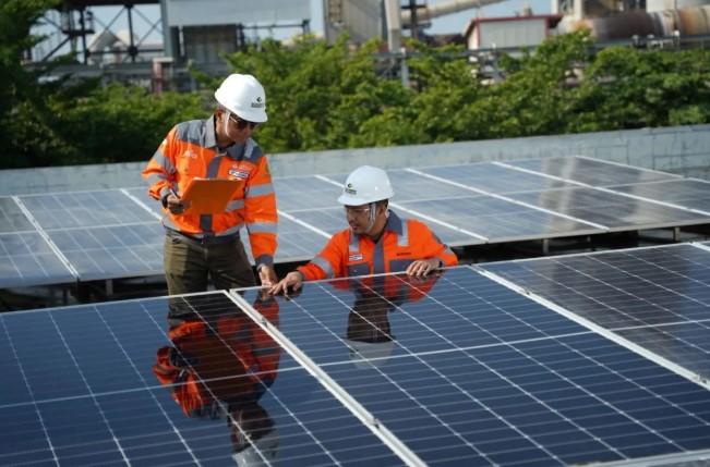 SIG Perkuat Transisi Energi Terbarukan lewat PLTS Atap di Pabrik Tuban, Emisi CO₂ Turun 1,4 Juta Kg
