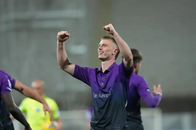 Fiorentina Resmi Permanenkan Albert Gudmundsson dari Genoa Usai Tampil Impresif Musim 2024/25