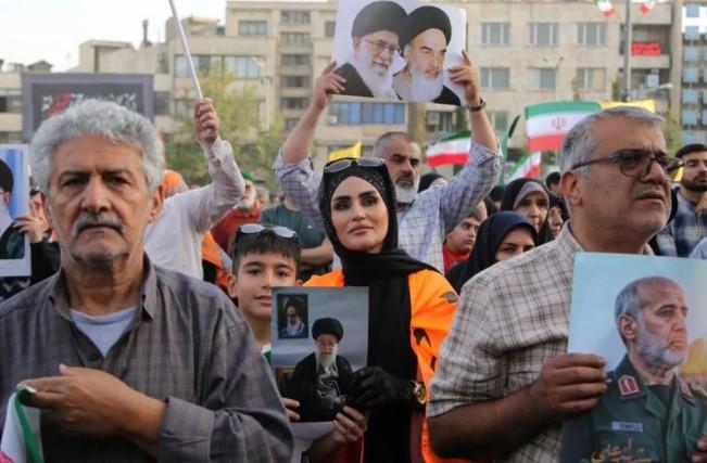 Warga Teheran Rayakan Gencatan Senjata Iran-Israel di Lapangan Enghelab