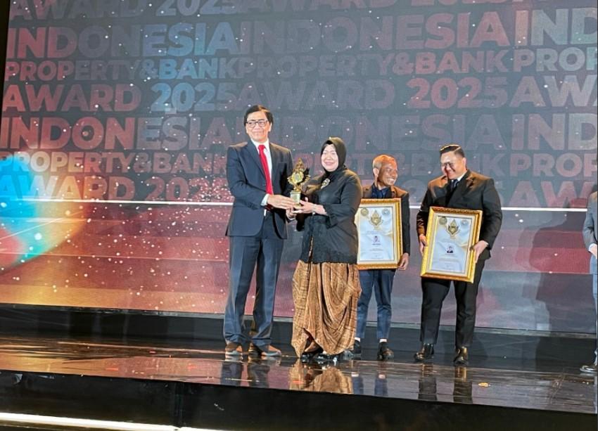 Siti Fauziah Dianugerahi "Wanita Inspiratif di Lembaga Negara" dalam Properti & Bank Award 2025