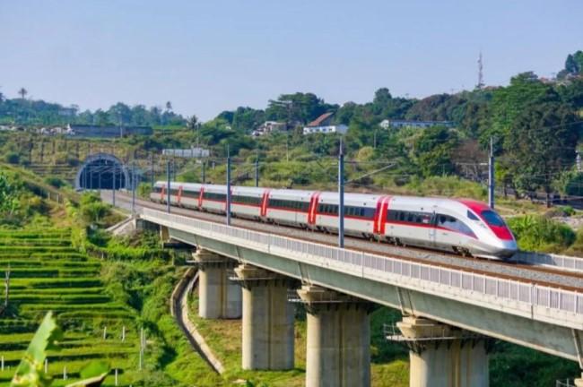 Kereta Cepat Whoosh Tembus 10 Juta Penumpang, KCIC: Simbol Kemajuan Transportasi Nasional