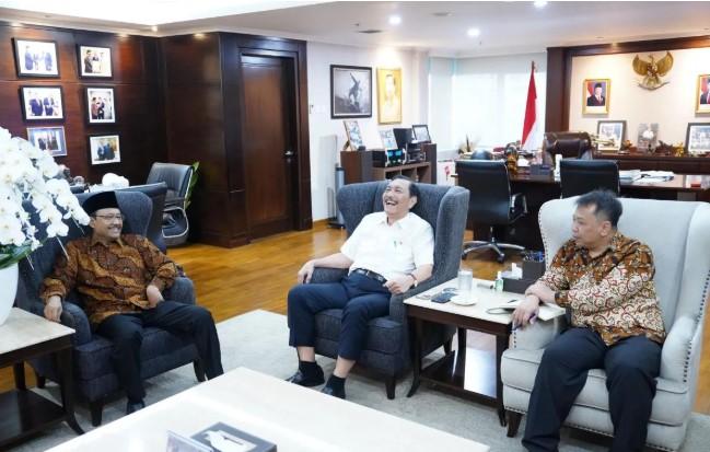 Mensos dan Luhut Bahas Digitalisasi Bansos, Fokus pada Ketepatan dan Transparansi Penyaluran