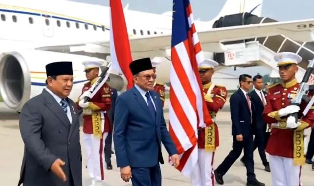 Prabowo Sambut PM Anwar di Jakarta, Tampilkan Kedekatan dan Siapkan Pertemuan Strategis Bilateral