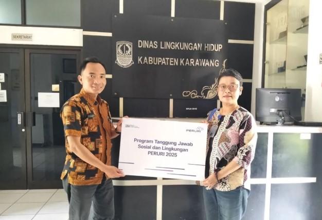 Dukung Penghijauan, Peruri Serahkan 255 Bibit Pohon ke DLH Karawang