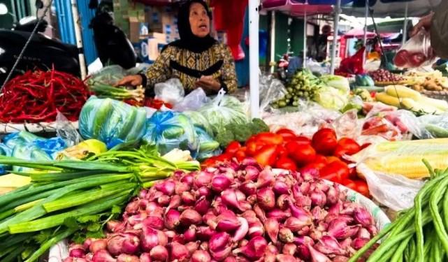 Harga Bahan Pangan Berfluktuasi: Bawang dan Cabai Turun, Beras dan Daging Ayam Naik