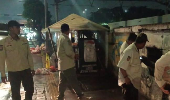Satpol PP Jatinegara Amankan Tiga Wanita dan Minuman Keras di Balik Tembok Rel Cipinang