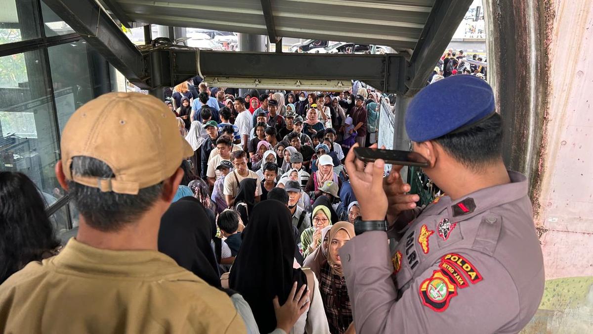 JPO Stasiun Juanda Sesak, Ribuan Warga Berdatangan Ramaikan HUT Bhayangkara ke-79 di Monas