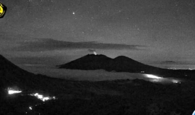 Gunung Raung Kembali Erupsi, Semburkan Abu Setinggi 500 Meter dan Disertai Sinar Api