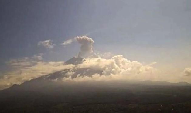 Gunung Semeru Erupsi Tujuh Kali dalam Sehari, Kolom Abu Capai 1.000 Meter
